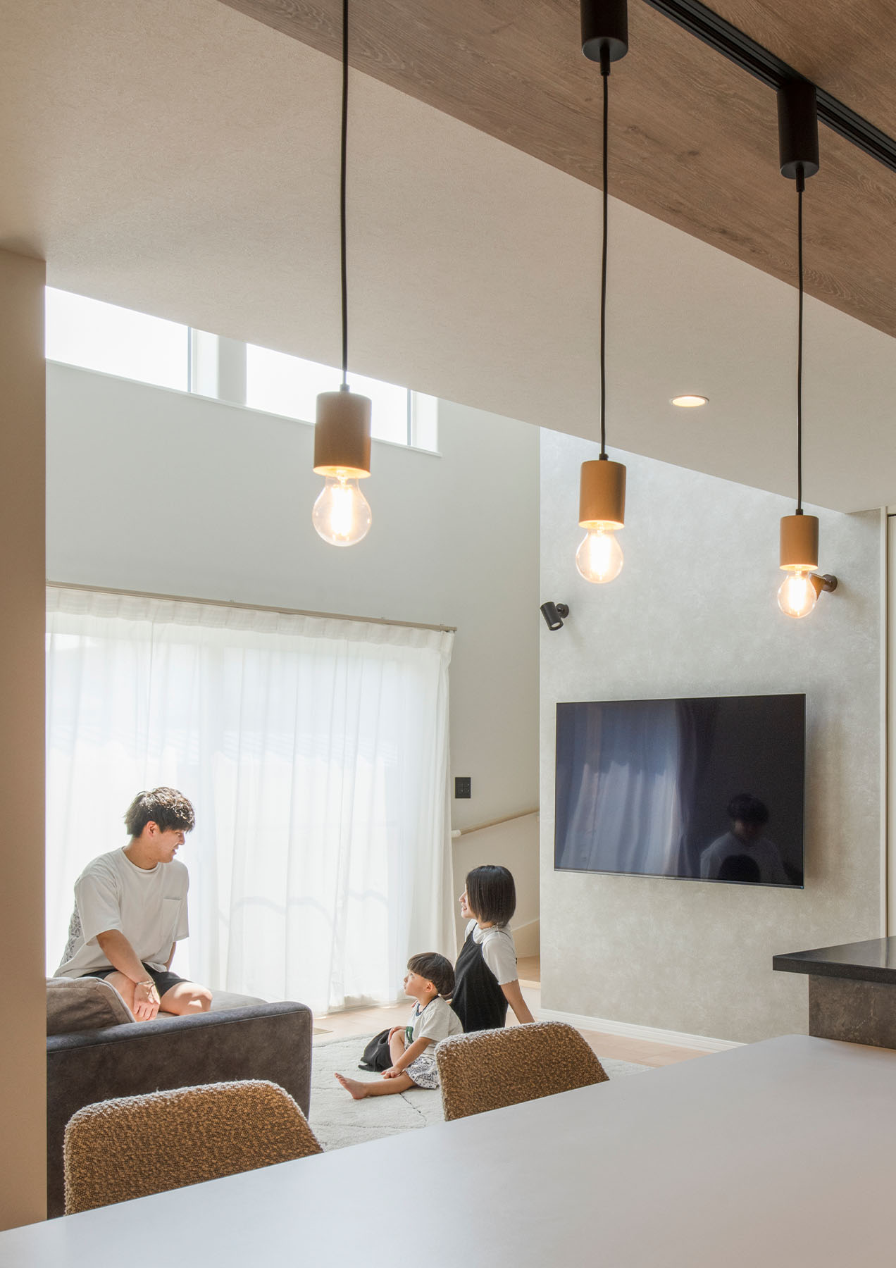 大開口と吹き抜けが開放感をもたらす ZEH＋全館空調の住まい