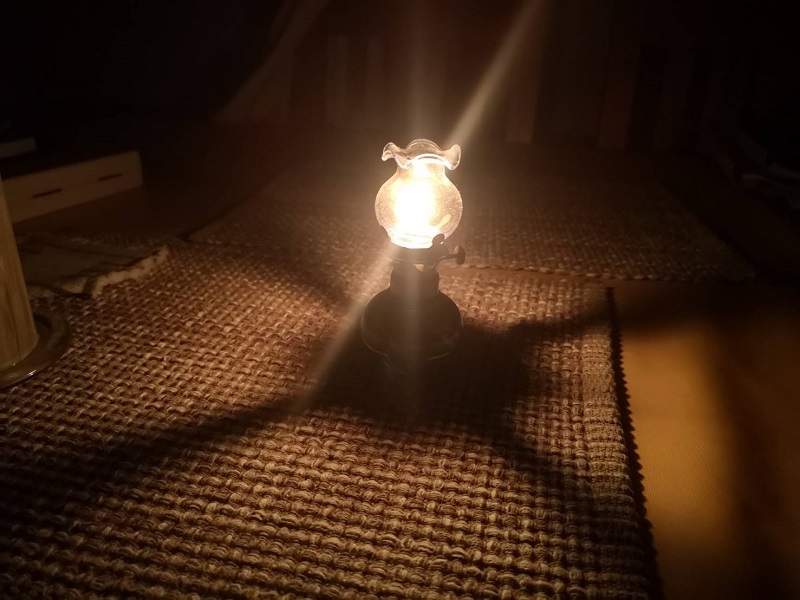 石油ランプ 灯す 暗い.jpg