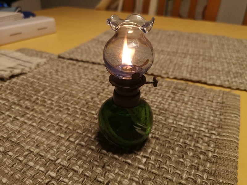 石油ランプ 灯す.jpg
